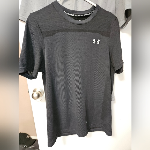 2 Pack - Under Armour Seamless Shirts - Picture 5 of 5